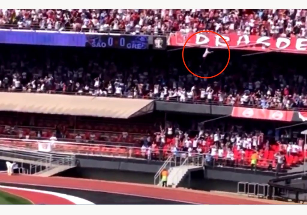 Hombre cayó desde una grada en un estadio de Brasil (VIDEO VIRAL)